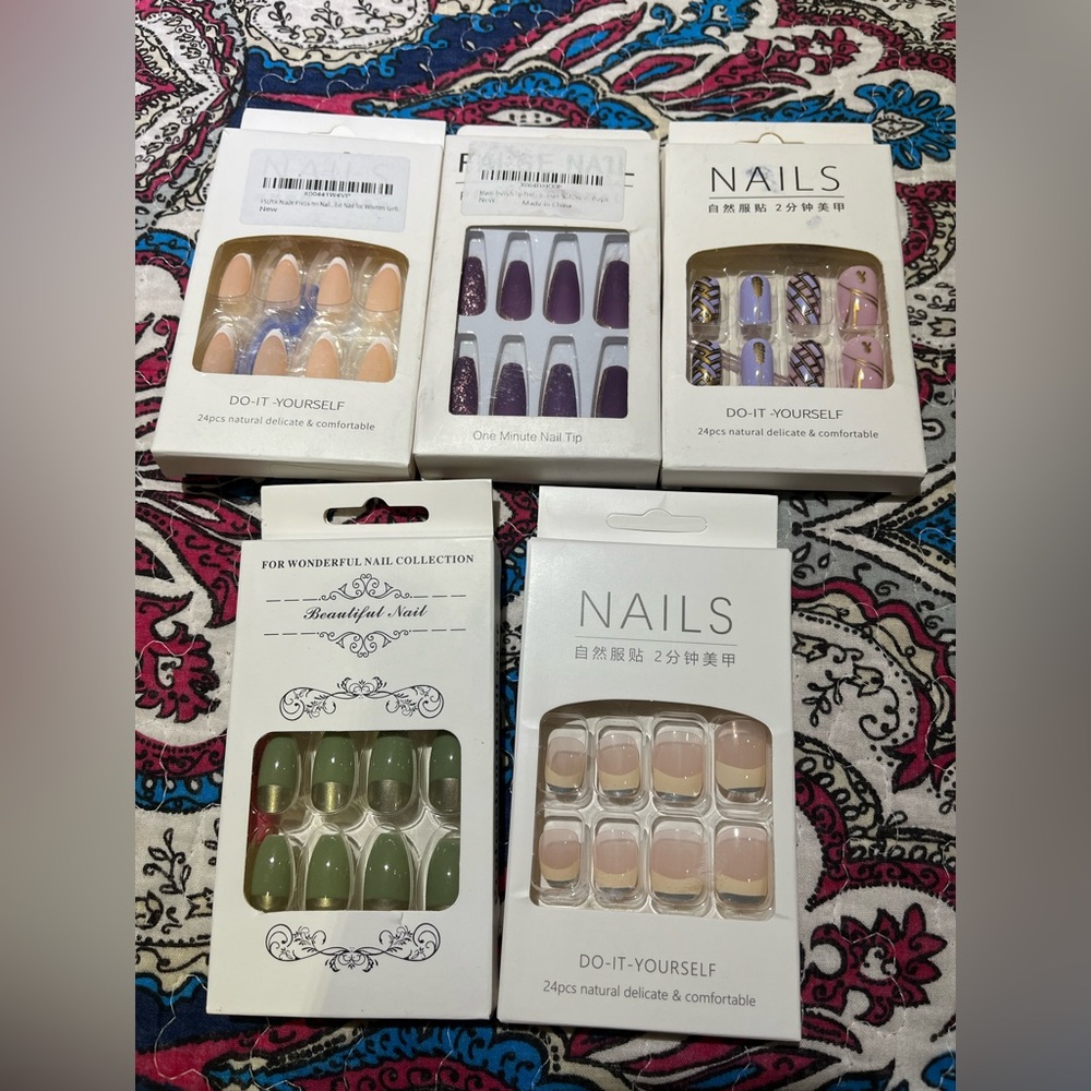 Chic Nail Art Kit with Black and White Designs